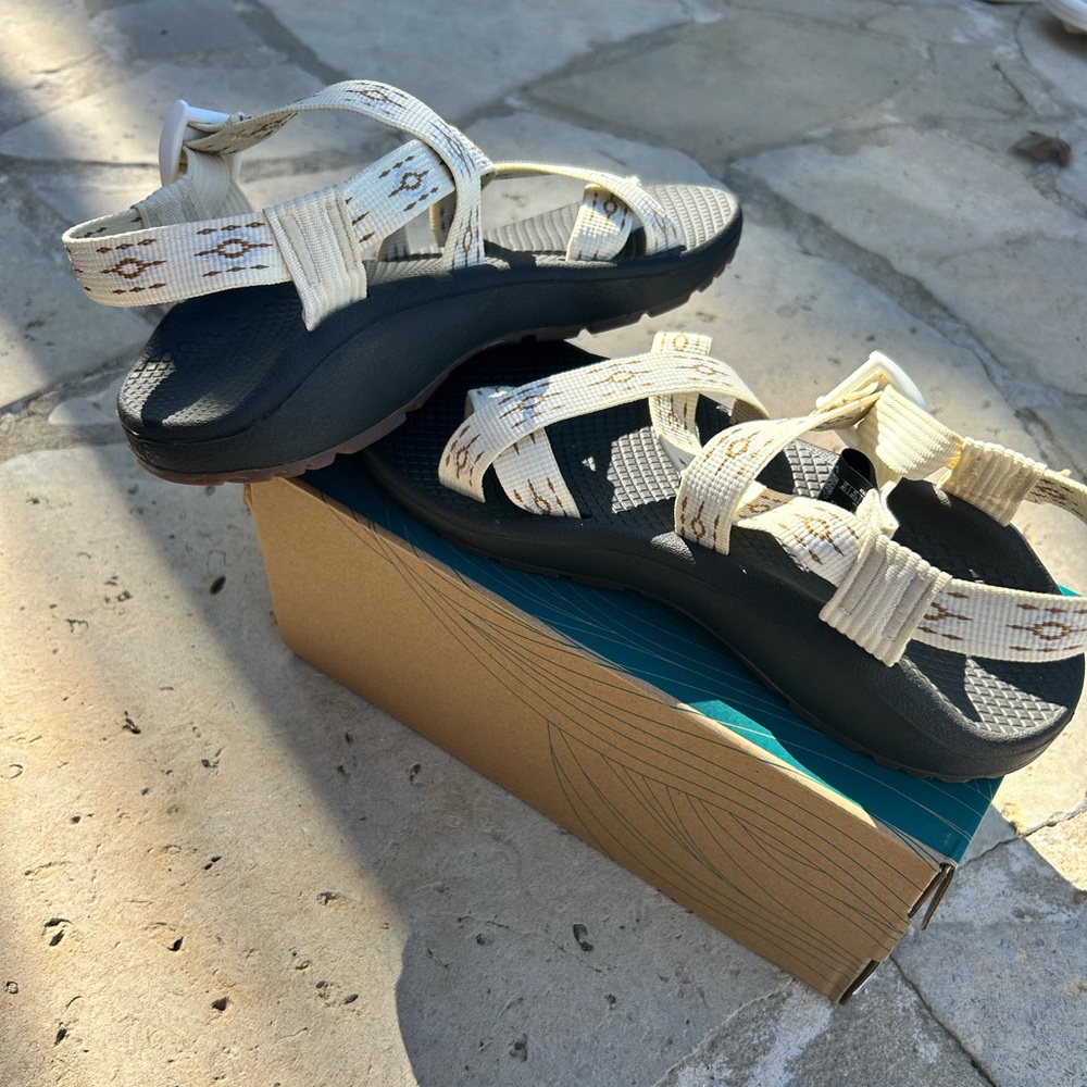 Brand new white and gold Zcloud 2 chacos